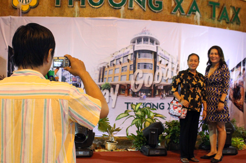 Nhiều người tìm đến Thương xá Tax trong ngày cuối cùng hoạt động chỉ để chụp những tấm ảnh làm kỷ niệm. Các tiểu thương cũng rớm nước mắt khi thu dọn nơi buôn bán đã gắn bó hơn nửa đời người của gia đình.